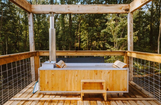 Treehouse 2 Honeymoon Treehouse Escape w private hot tub