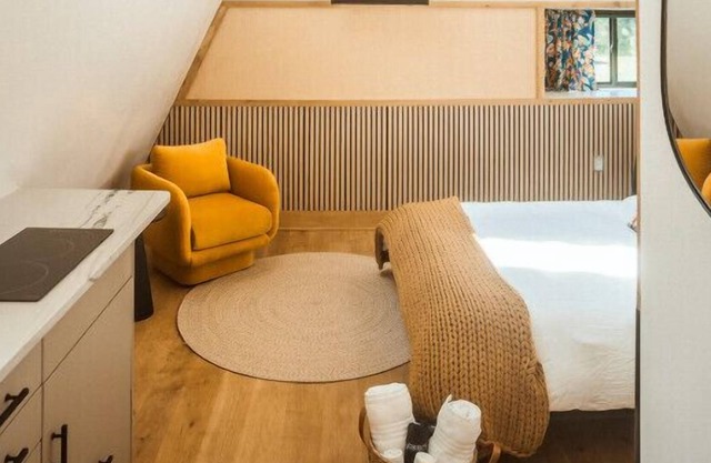 Treehouse 2 Honeymoon Treehouse Escape & Spa w private hot tub