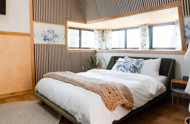 Treehouse 5 · Honeymoon Treehouse Cabin & Spa w Private Hot Tub