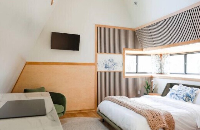 Treehouse 5 · Honeymoon Treehouse Cabin & Spa w Private Hot Tub