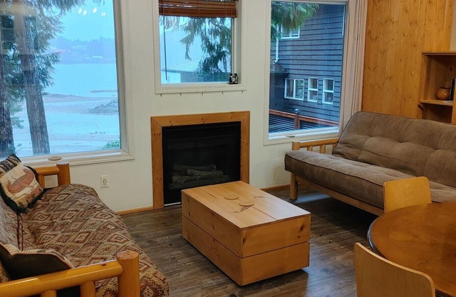 Treehouse Cabin, ocean front, hot tub, 2-4 guests