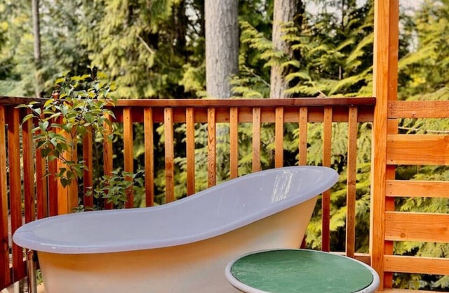 Treehouse for 10 with Expansive Outdoor Living Space