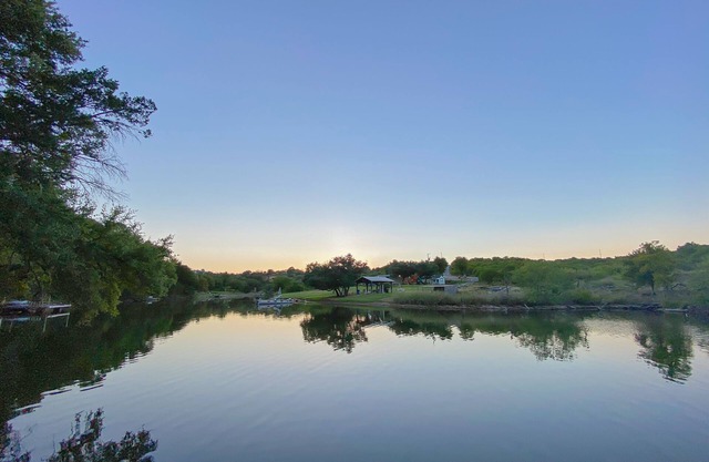 Treehouse on PK Lake. Amazing Fishing Location