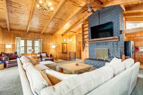 Treehouse-Style Cabin, 1 Mi to Massanutten Resort