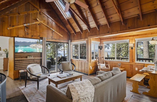 Ideal for honeymoons or anniversaries, cozy cabin with hot tub and Lake Tahoe vi