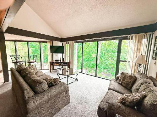 Treehouse Treetop Village104-3bed3bapools-8pp