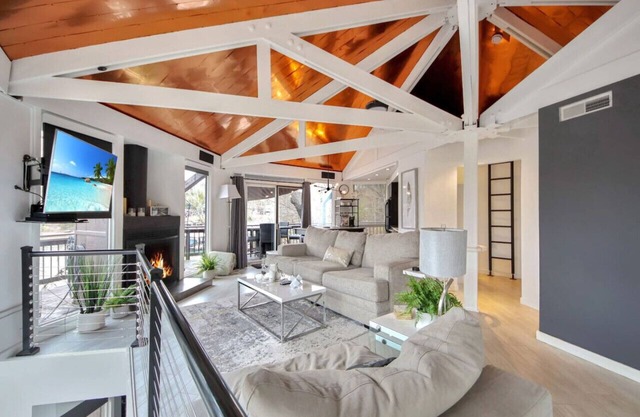 Treetop, 2 pools, dock, hot tub!