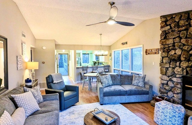 Treetop Getaway, 2 bed, 2 bath at Mountain Harbor on Lake Ouachita