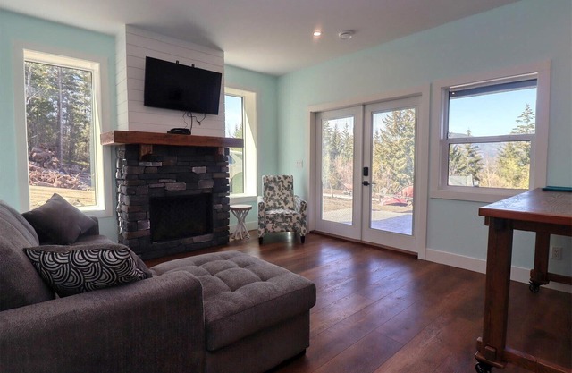 TREETOP PARADISE SUITE Breathtaking lake and mountain views 5 min from the beach