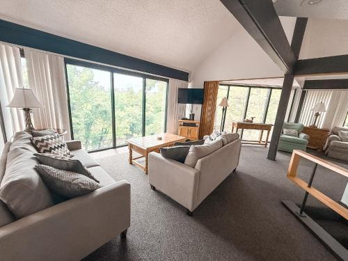 Treetop Village52-3bed3bathpoolsdock-8pp