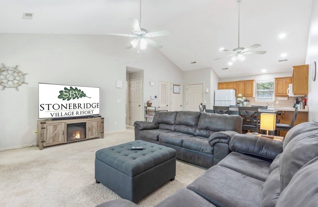 Treetop Walk-In Golf Condo, Sleeps 8, Close to Silver Dollar City