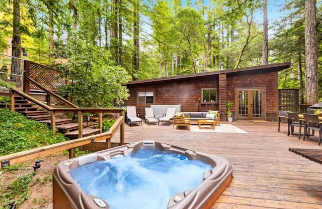 TreeTops Bungalow ~ Spacious and Spacious 2 Bedroom, Hot Tub, Woof!