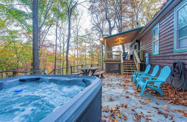 Treetops Retreat: A Cozy 3-Bedroom Cabin in Beautiful Bryson City, NC with Forest Views.