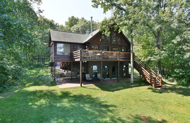 Trego Lake House - Höhenunterschied, Sandfront und Ponton inklusive!