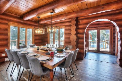 TREMBLANT Accès LAC et rivière SPA BILLARD FOYER Jaccuzi fireplace pool table lake and river access