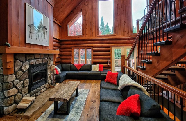 ☆TREMBLANT SKI, Spa, fireplace, ♥ billiards, lake and river access