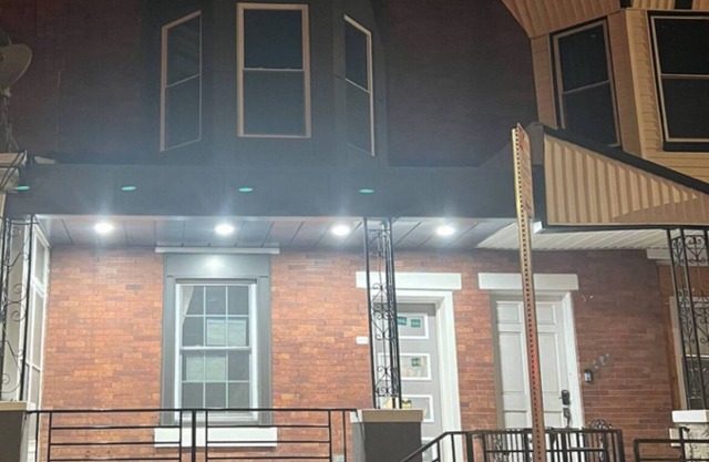 Tremendous 4-bedroom townhome with rooftop deck, central air, in Philadelphia