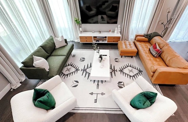 Modern Colonial - Tremont - Excellent Walkability