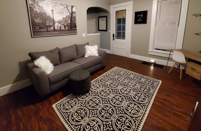 Trendy 2 bed 1 bath Duplex