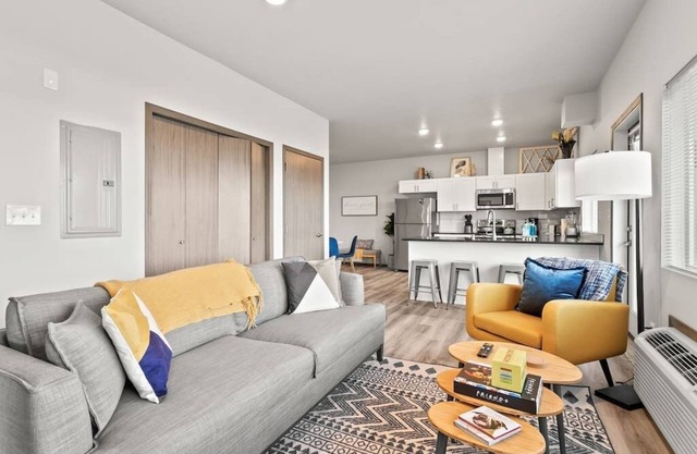 Trendy 2 Bed 2 Bath Near Perry Dist and Downtown!