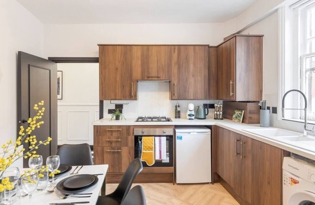 Trendy 3-Bedroom Hackney Pad