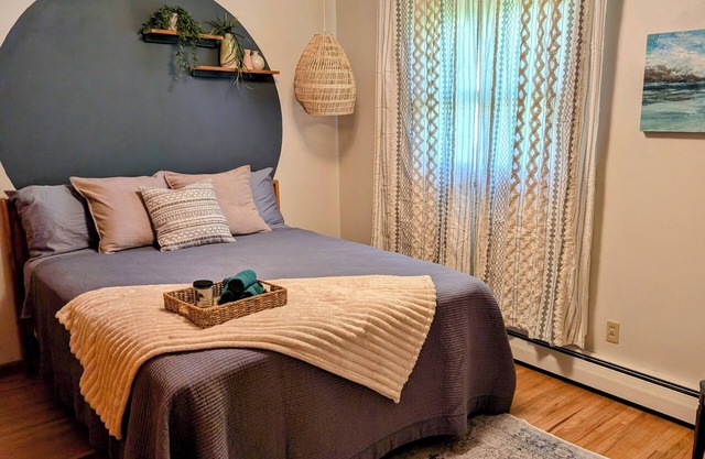 Trendy 4-bedroom cabin, comfortable and spacious, with kid friendly beach