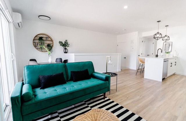 *Trendy Home | Free Parking | 7 min to Downtown*