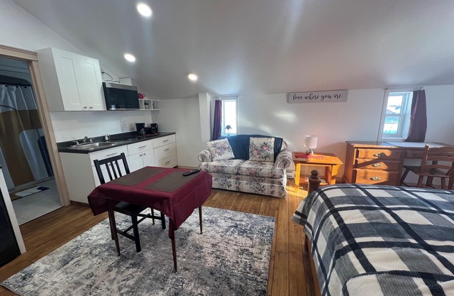 Trendy In-Town Studio | Fast WiFi & Work Desk