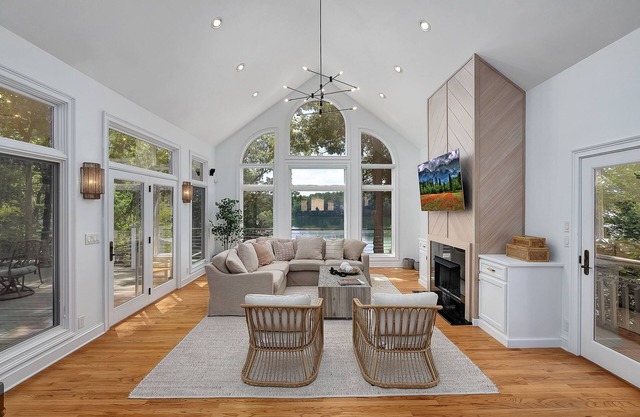 Trendy Lakeside Retreat-Screened Bar, Large Dock, Kayaks