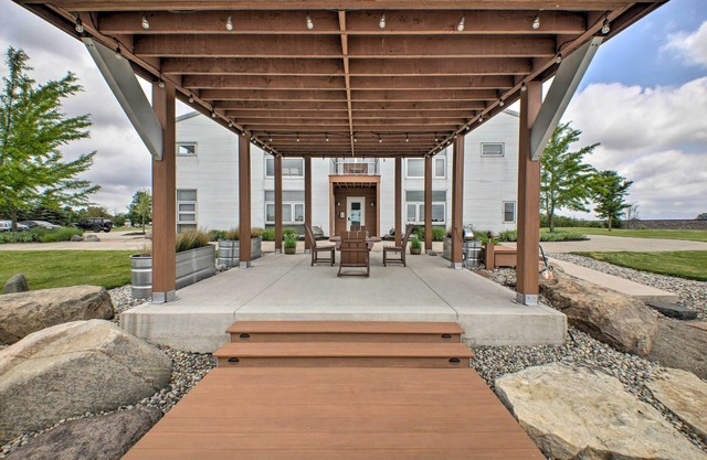 NEW! Trendy New Haven Studio: 10 Mi to Fort Wayne!