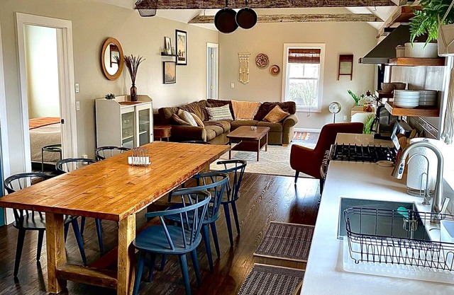 Trendy restaurant apartment, near wineries, beaches, farms