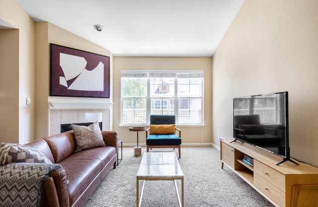Trendy Santa Clara 2BR w/ W/D, Gym, Pool, walk to Safeway, by Blueground