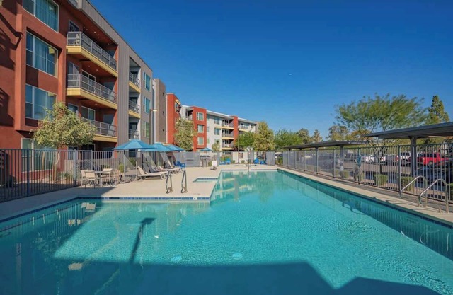 Chic 2BD | Pool, Gym, Parking + W/D | Sleeps 8