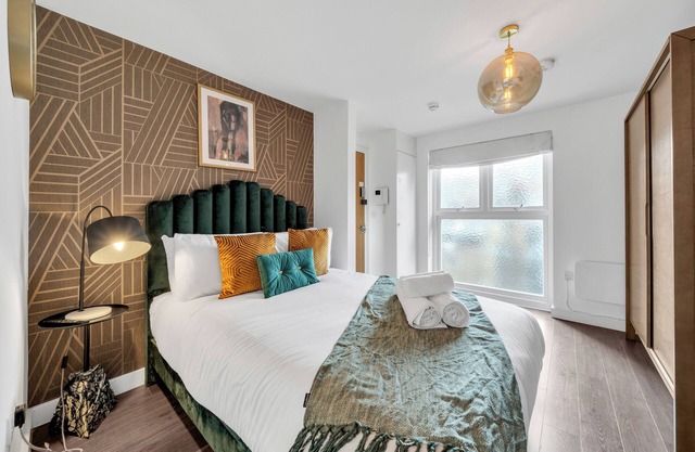 Trendy Studio Getaway: Explore City in Style