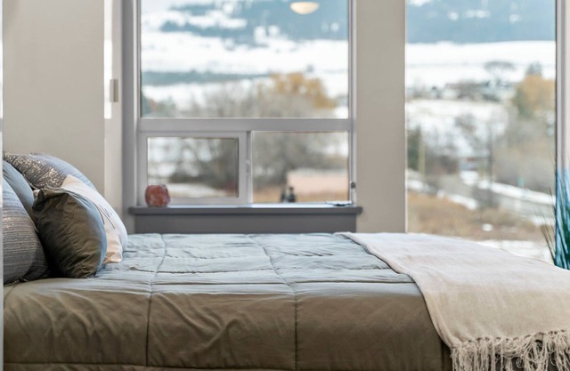 Trendy Studio, Mountain Views, Close to Ski Hill!