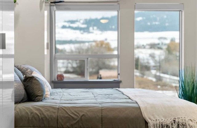 Trendy Studio, Mountain Views, Close to Ski Hill!