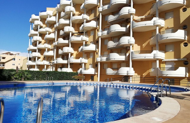 Tres Dormitorios, dos Terrazas, Piscina, a Cuarenta Metros de la Arena!