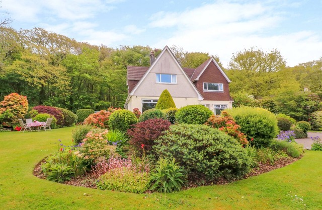 TREVOW, pet friendly, character holiday cottage in Camborne