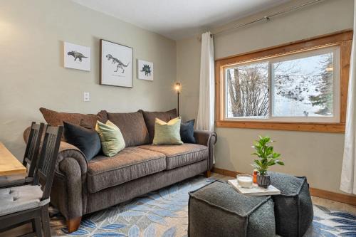 Triceratops Landing I Fire Place I Games I Netflix