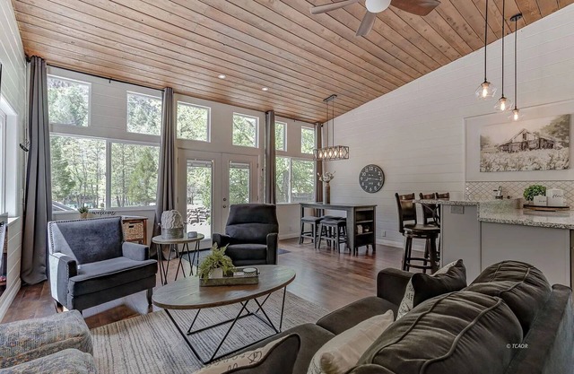 Trinity River Modern Farmhouse: Private Boat Launch, Fire Pit, outdoor games