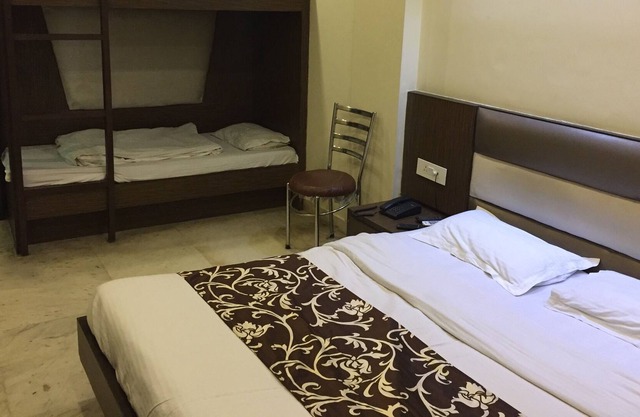 Dreibettzimmer AC Zimmer mit Frühstück im Zentrum von Delhi