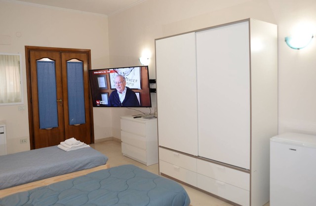 DREIFACHES ZIMMER MIT BALKON UND SAMSUNG TV NEUESTE GENERATION