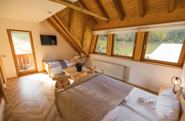 Dreibettzimmer mit Dusche und WC