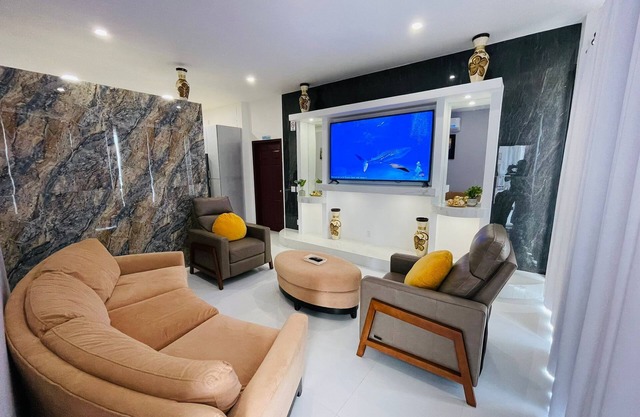 Triton's Cozy Condo-Sleeps 14