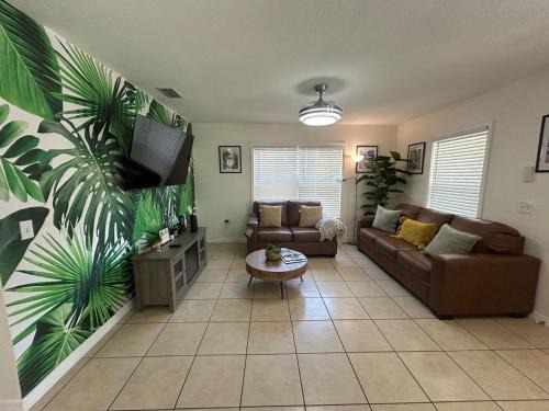 Tropical 3bed 2bath Lakeland Home on corner lot