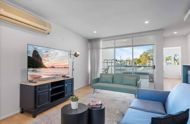Tropical Bulimba Getaway 2BR | *2 x Parking/Pool*