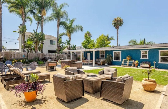 Tropical Desert Oasis w/BBQ, Hot Tub, Fire Pit, and relaxing yard ambiance.