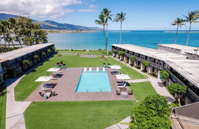 Tropical Dream! 2 Great Accommodations, Pool, Walk to Ho’aloha Park Beach!