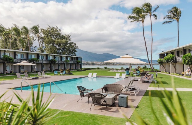 Tropical Dream! Seaside Property, Outdoor Pool, Steps to Ho’aloha Park Beach!