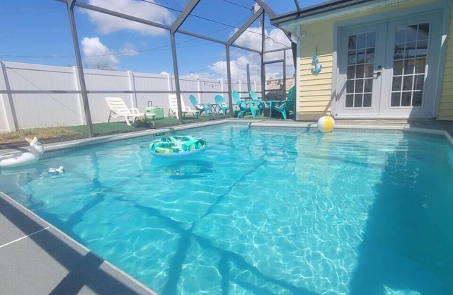 Tropical Escape Pool + Beaches Nearby 5min, Tarpon Spring